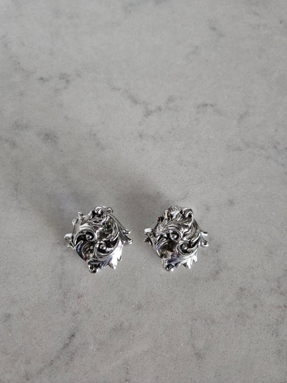 LIKE NEW WHITING & DAVIS CO. SILVER SWIRLED LEAF CLIP-ON EARRINGS